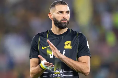 لم يوقع.. مفاوضات متقدمة بين الهلال والاتحاد لضم بنزيما